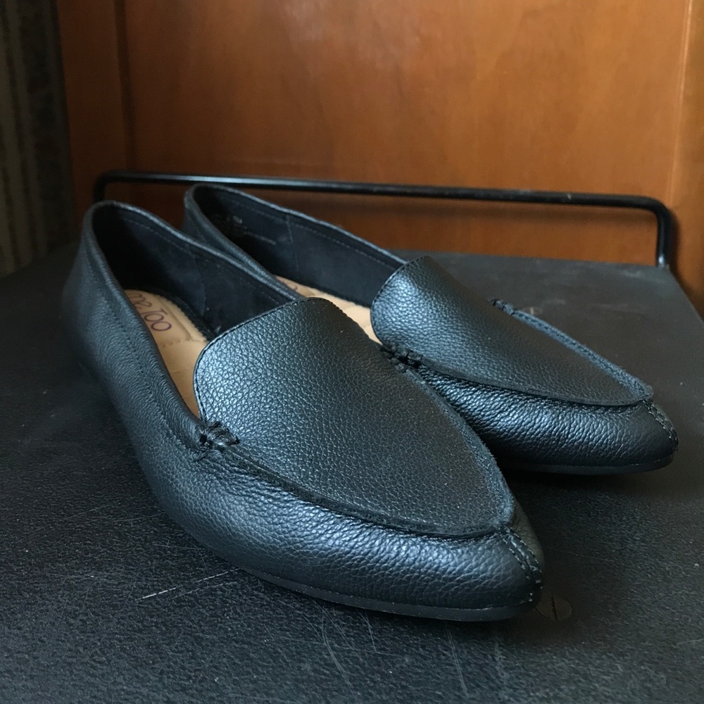 Me Too black leather pointed toe flats